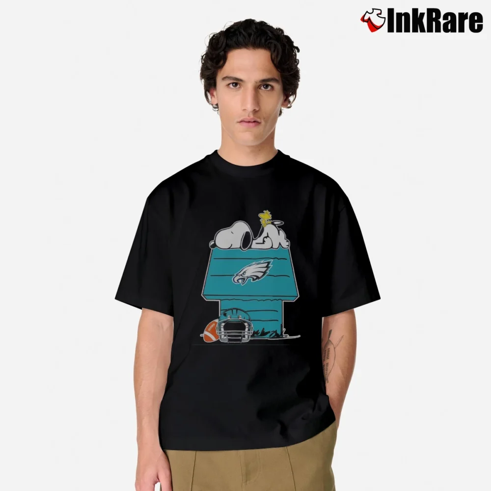 Men’s snoopy woodstock philadelphia eagles Classic T-Shirt in black | Soft, Breathable Everyday Wear