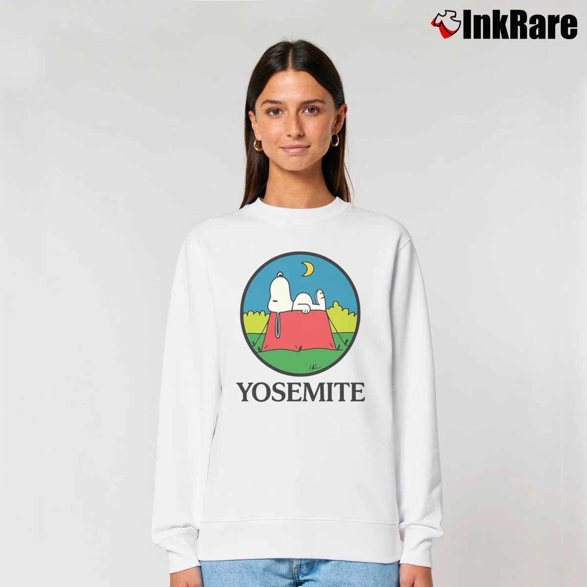 Snoopy Yosemite Women’s Relaxed Sweatshirt in white – Cozy Casual Women’s Snoopy Yosemite Relaxed Sweatshirt in white | Soft, Laid-Back Vibe