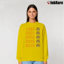 Women’s Tiger Woods 2019 Masters Champion Graphic Relaxed Sweatshirt in yellow | Soft, Laid-Back Vibe