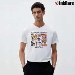 Men’s Très Bien Studio Barnhus Volym 1 V-Neck Tee in white | Sharp, Breathable, Everyday Staple