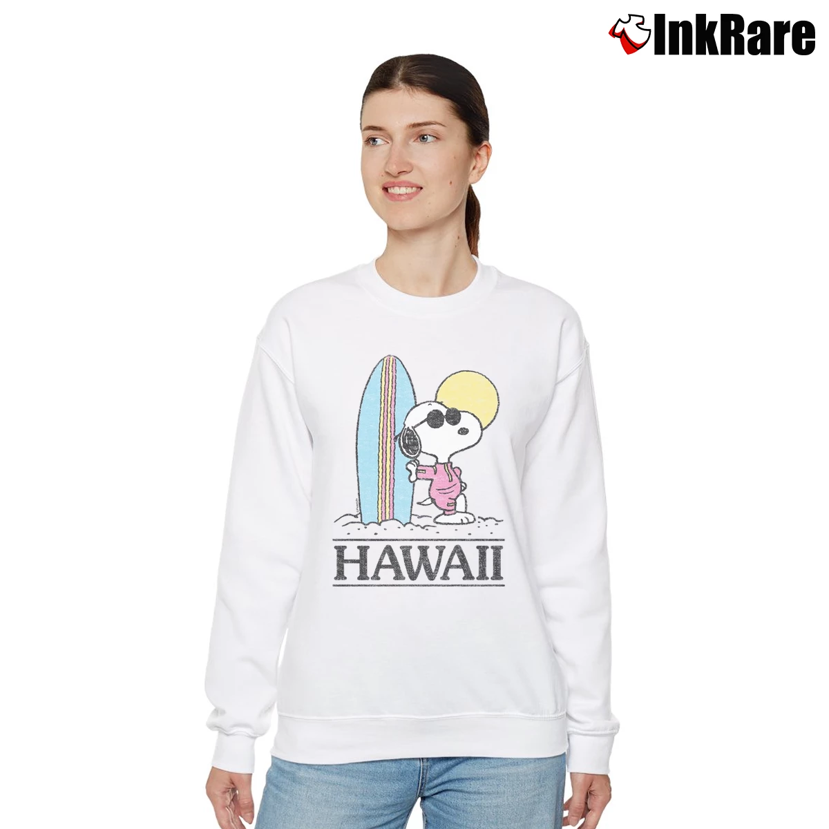 Vintage Snoopy Hawaii Surfing Women’s Relaxed Sweatshirt in white – Cozy Casual Women’s Vintage Snoopy Hawaii Surfing Relaxed Sweatshirt in white | Soft, Laid-Back Vibe