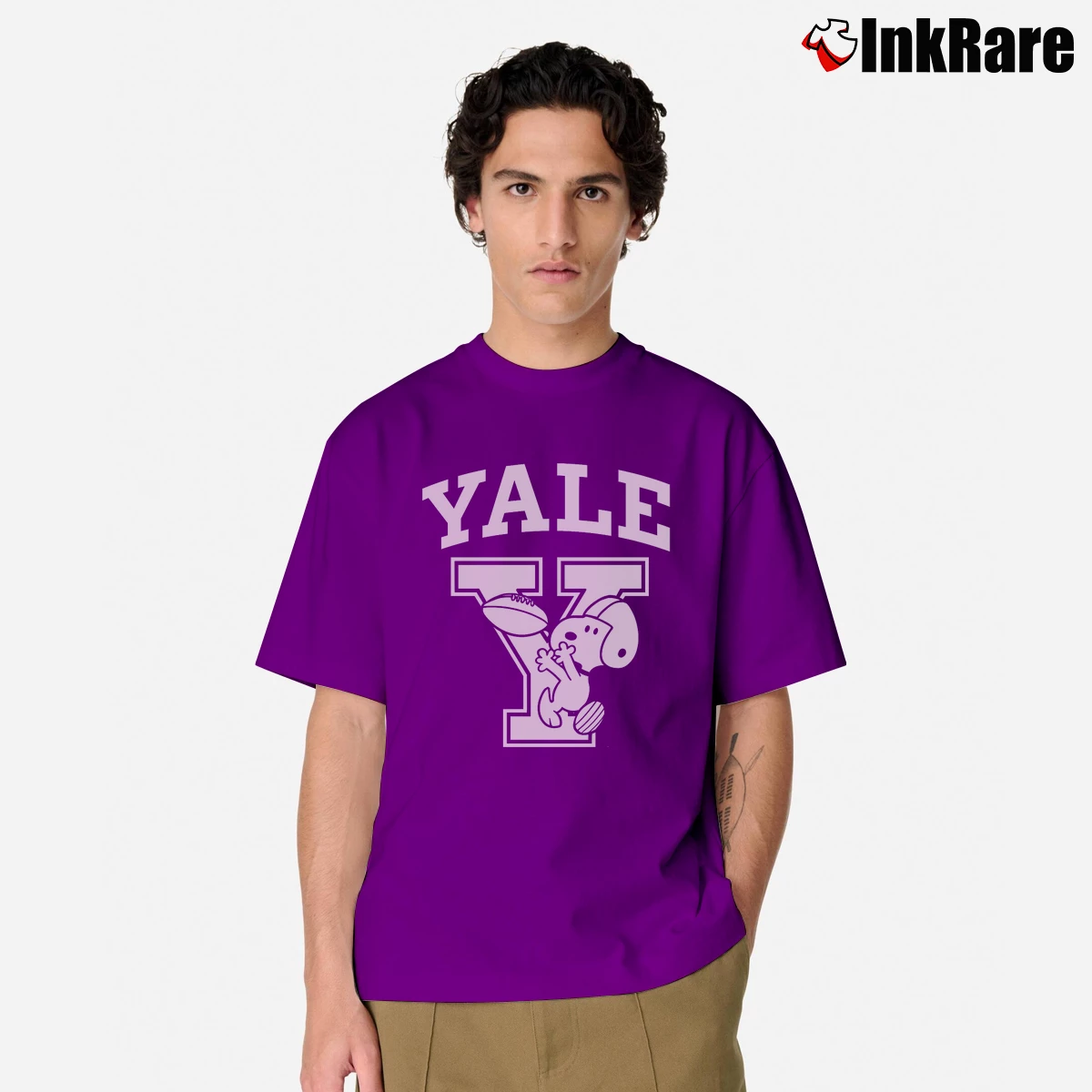 Yale University Snoopy Men’s Classic Tee in purple – Premium Comfort Men’s Yale University Snoopy Classic T-Shirt in purple | Soft, Breathable Everyday Wear